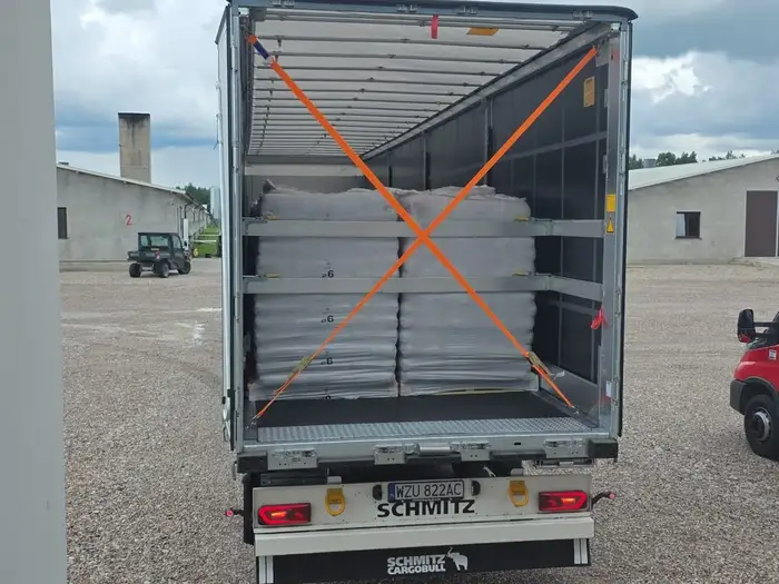 Naczepa z paletami pelletu spiętymi pasami