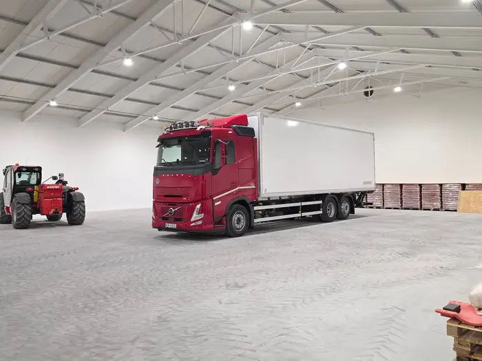 Ciężarówka Volvo w nowej hali magazynu