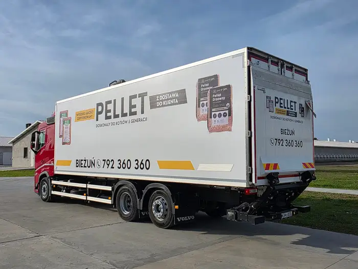 Volvo FH z białą zabudową PELLET od tyłu, z windą i numerem telefonu na drzwiach