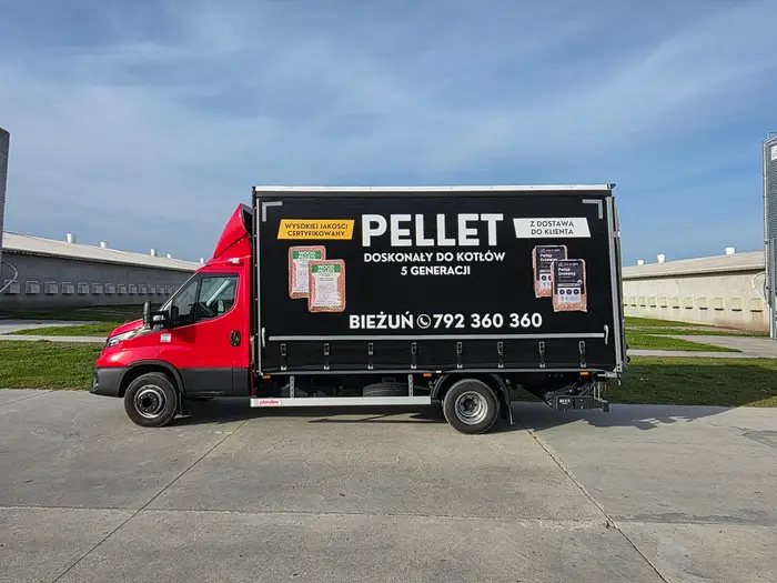 Iveco Daily z czarną zabudową PELLET z boku