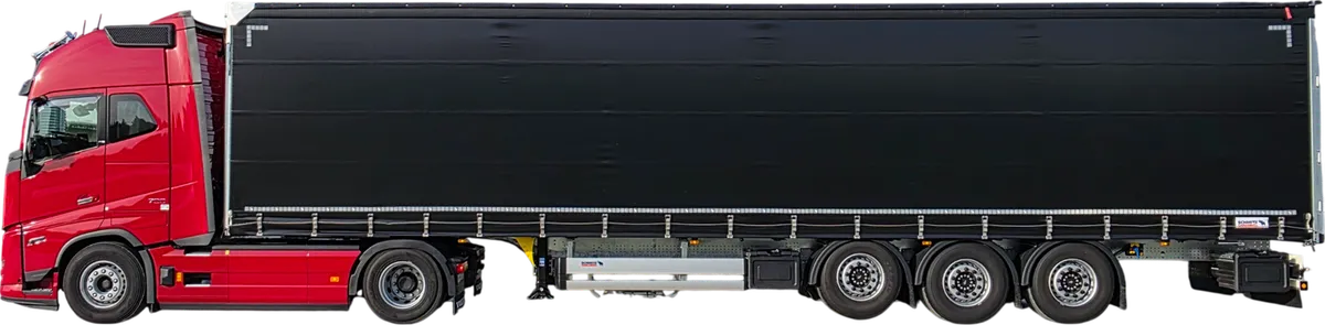 Czerwony ciągnik Volvo FH16 z czarną naczepą kurtynową, z boku